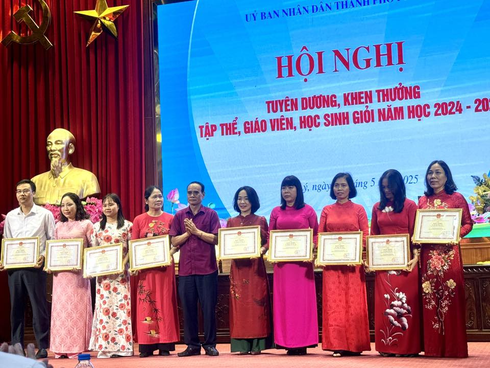 Hội nghị khen thưởng tập thể giáo viên và học sinh giỏi năm học 2024–2025.